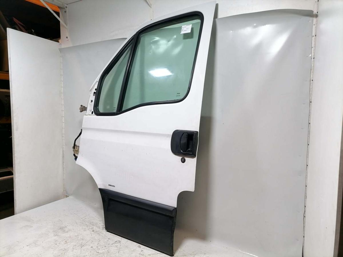 Iveco Daily 4 original T&uuml;r vorn links Wei&szlig; Bj.2007